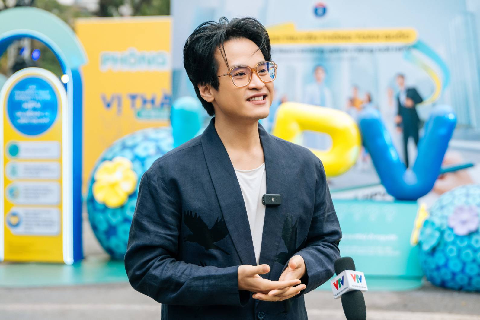 Đại sứ Hà Anh Tuấn trả lời câu hỏi của phóng viên về sự kiện